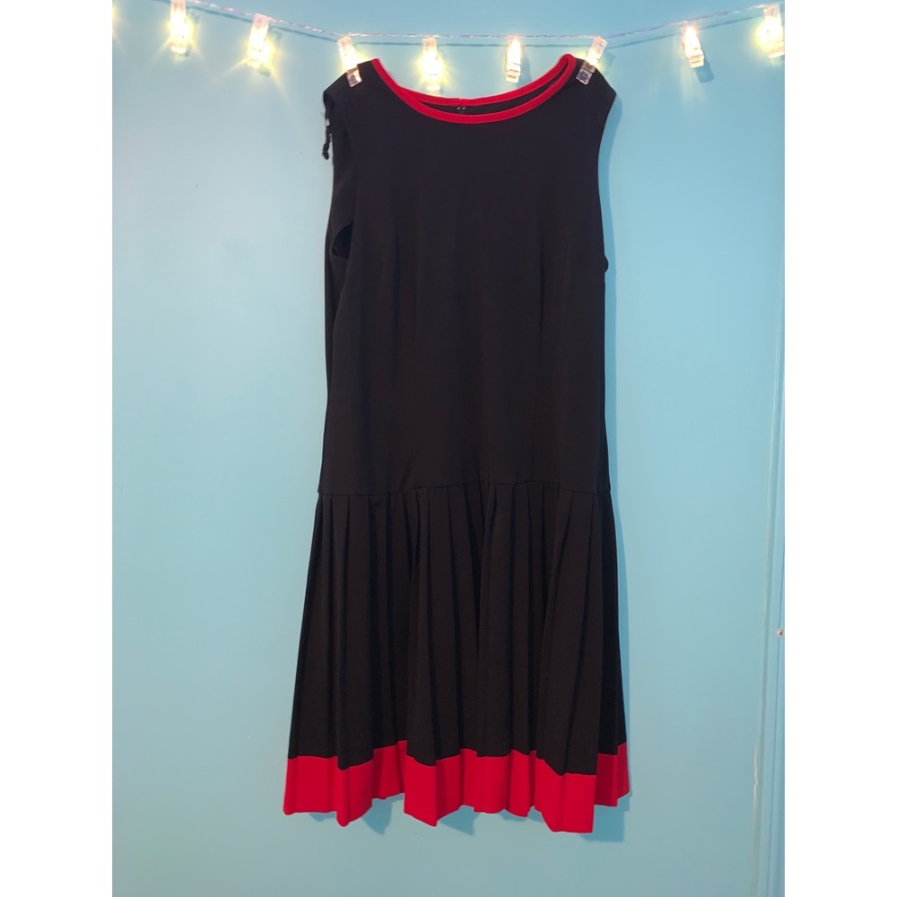 Black and Red Sleeveless Dress